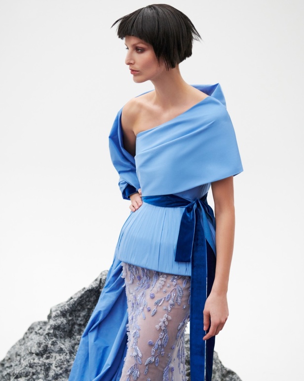 امرأة Azzi & Osta جاهزة لحفل أوبرا ضخم في المريخ... تقنيات جديدة وتصاميم هندسية مميّزة