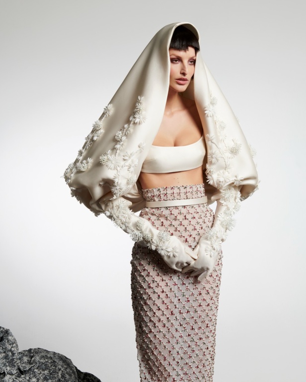 امرأة Azzi & Osta جاهزة لحفل أوبرا ضخم في المريخ... تقنيات جديدة وتصاميم هندسية مميّزة