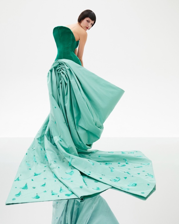 امرأة Azzi & Osta جاهزة لحفل أوبرا ضخم في المريخ... تقنيات جديدة وتصاميم هندسية مميّزة