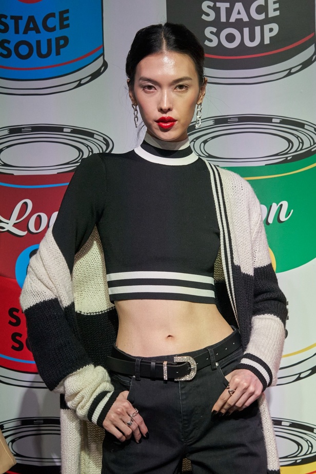 مجموعة دار Alice + Olivia by Stacey Bendet لخريف وشتاء 2023 - 2024