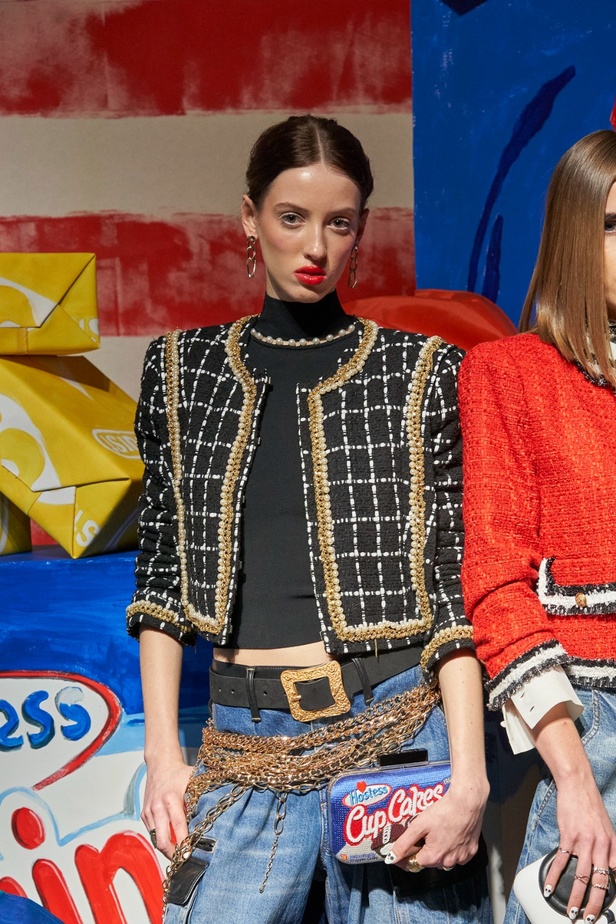 مجموعة دار Alice + Olivia by Stacey Bendet لخريف وشتاء 2023 - 2024