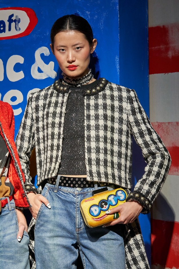 مجموعة دار Alice + Olivia by Stacey Bendet لخريف وشتاء 2023 - 2024