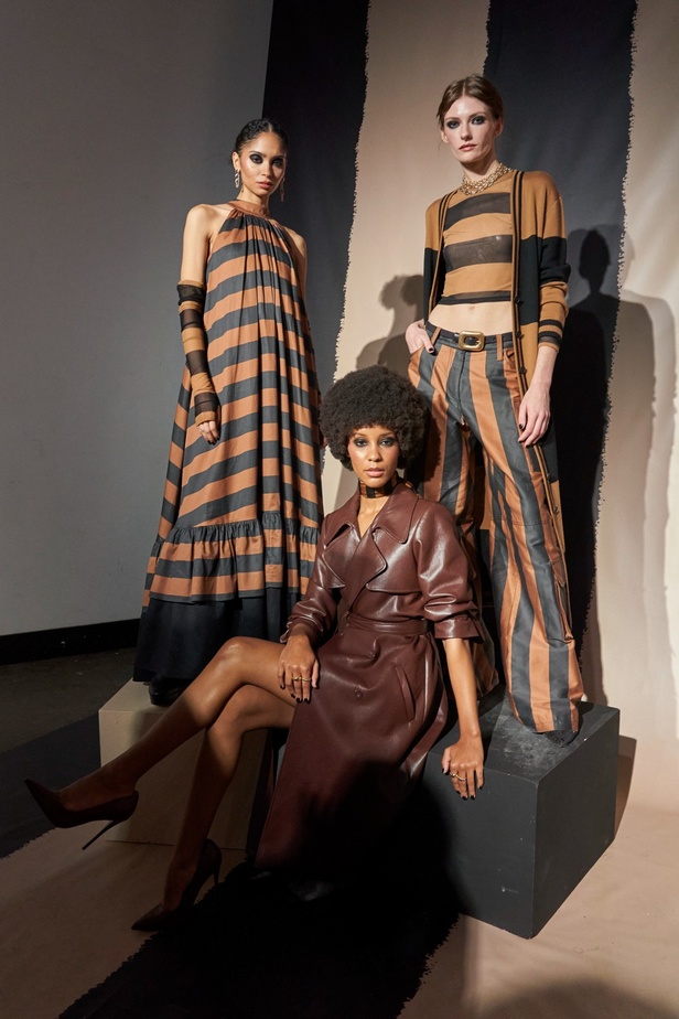 مجموعة دار Alice + Olivia by Stacey Bendet لخريف وشتاء 2023 - 2024