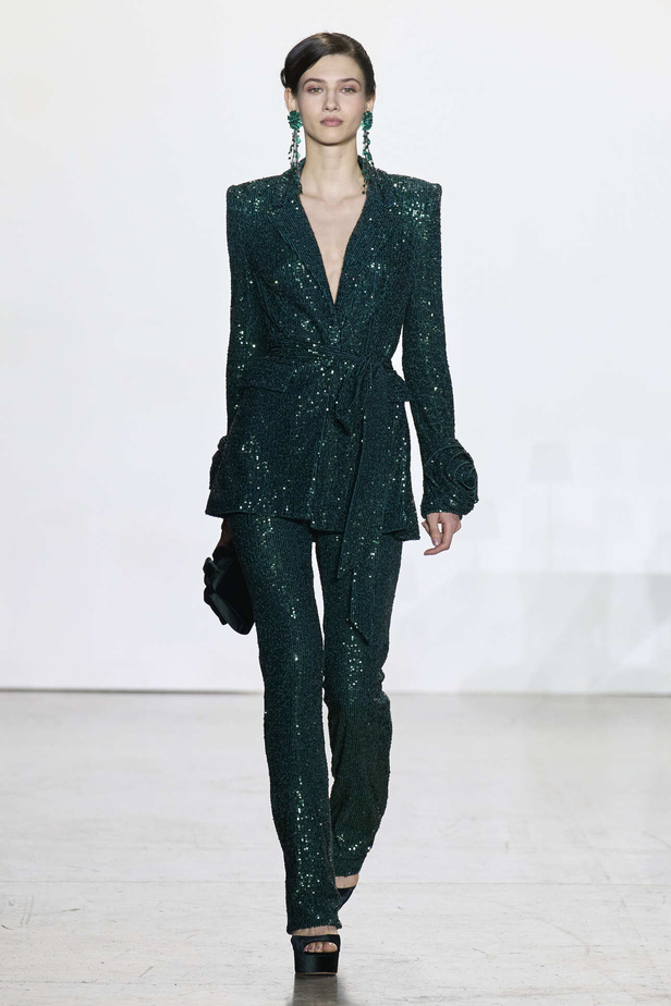 مجموعة Badgley Mischka لخريف وشتاء 2024 في نيويورك.