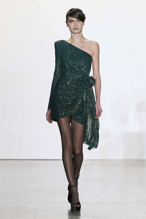 مجموعة Badgley Mischka لخريف وشتاء 2024 في نيويورك.