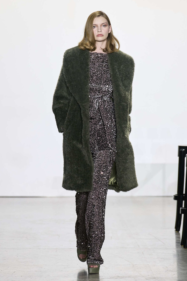 مجموعة Badgley Mischka لخريف وشتاء 2024 في نيويورك.