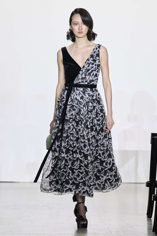 مجموعة Badgley Mischka لخريف وشتاء 2024 في نيويورك.