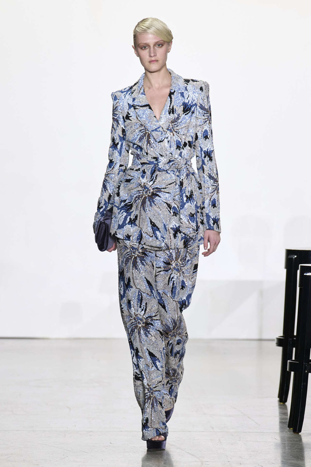 مجموعة Badgley Mischka لخريف وشتاء 2024 في نيويورك.