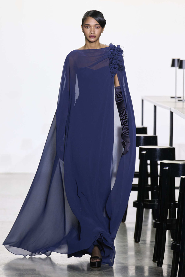 مجموعة Badgley Mischka لخريف وشتاء 2024 في نيويورك.