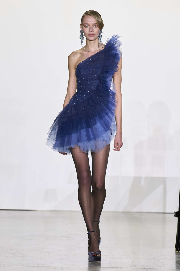 مجموعة Badgley Mischka لخريف وشتاء 2024 في نيويورك.