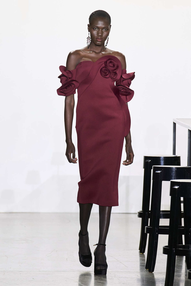 مجموعة Badgley Mischka لخريف وشتاء 2024 في نيويورك.