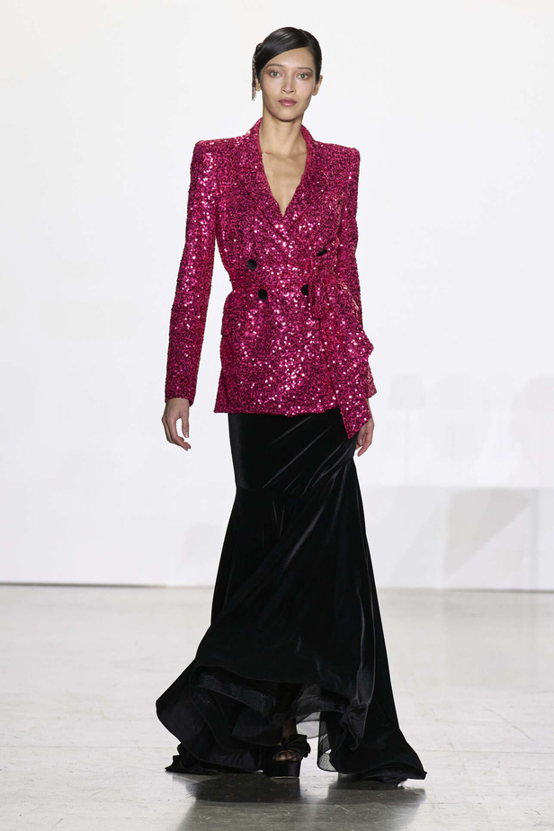 مجموعة Badgley Mischka لخريف وشتاء 2024 في نيويورك.