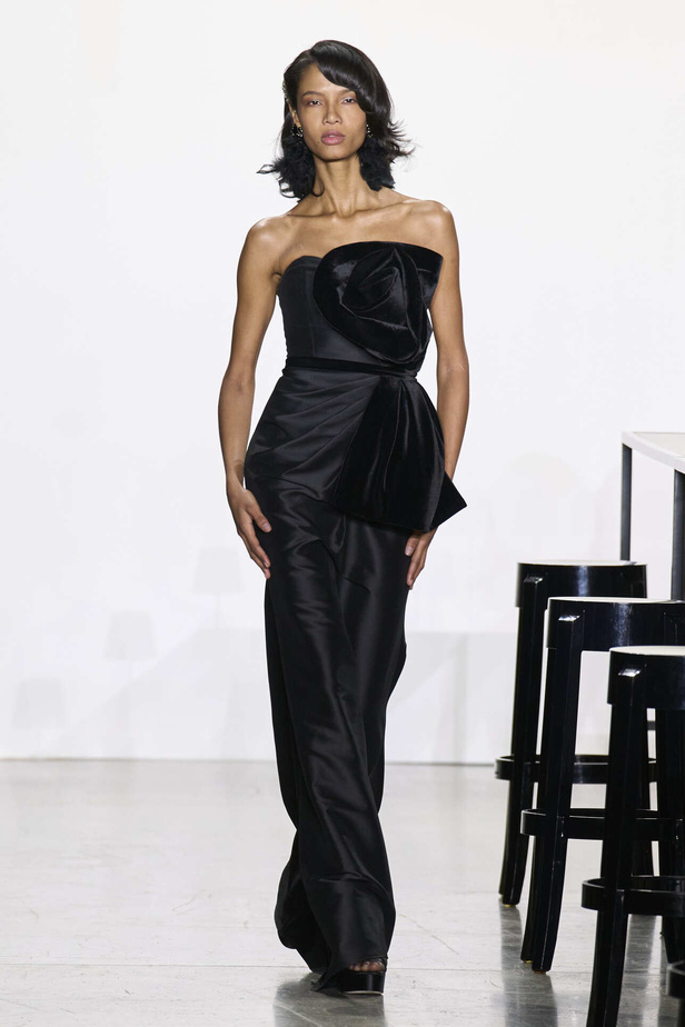 مجموعة Badgley Mischka لخريف وشتاء 2024 في نيويورك.