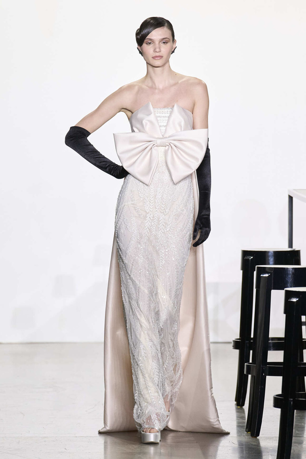 مجموعة Badgley Mischka لخريف وشتاء 2024 في نيويورك.