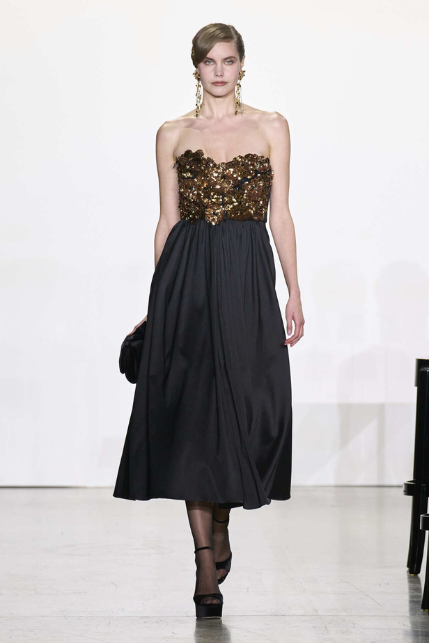 مجموعة Badgley Mischka لخريف وشتاء 2024 في نيويورك.