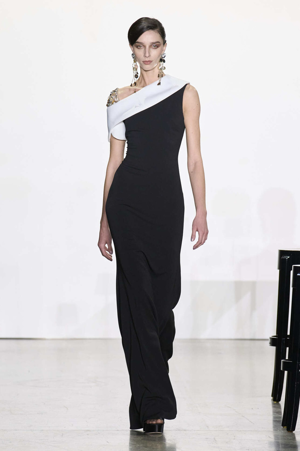 مجموعة Badgley Mischka لخريف وشتاء 2024 في نيويورك.