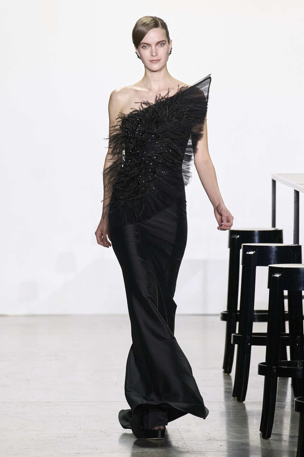 مجموعة Badgley Mischka لخريف وشتاء 2024 في نيويورك.