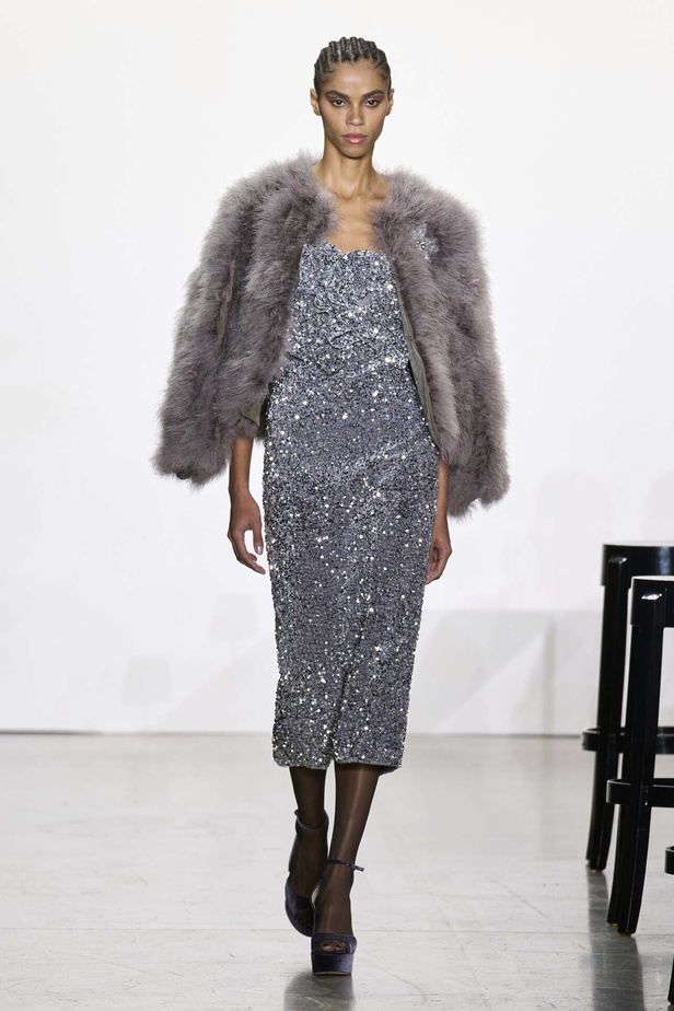 مجموعة Badgley Mischka لخريف وشتاء 2024 في نيويورك.