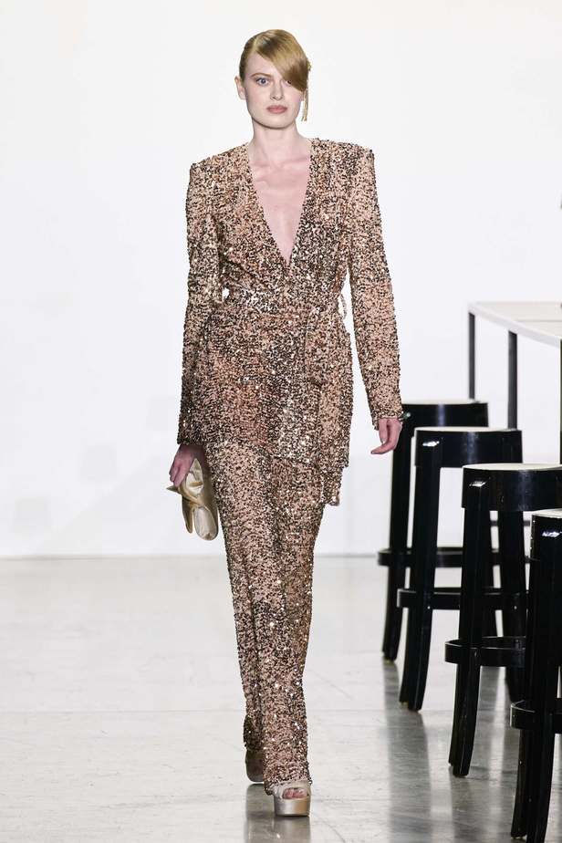 مجموعة Badgley Mischka لخريف وشتاء 2024 في نيويورك.