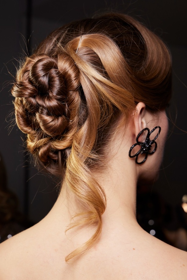 اطلالات جمالية من مجموعة Badgley Mischka لخريف وشتاء 2024