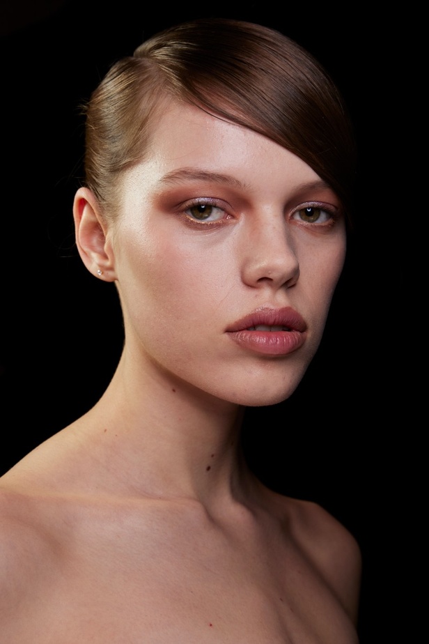 اطلالات جمالية من مجموعة Badgley Mischka لخريف وشتاء 2024