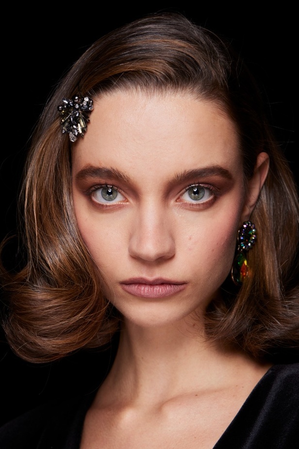 اطلالات جمالية من مجموعة Badgley Mischka لخريف وشتاء 2024