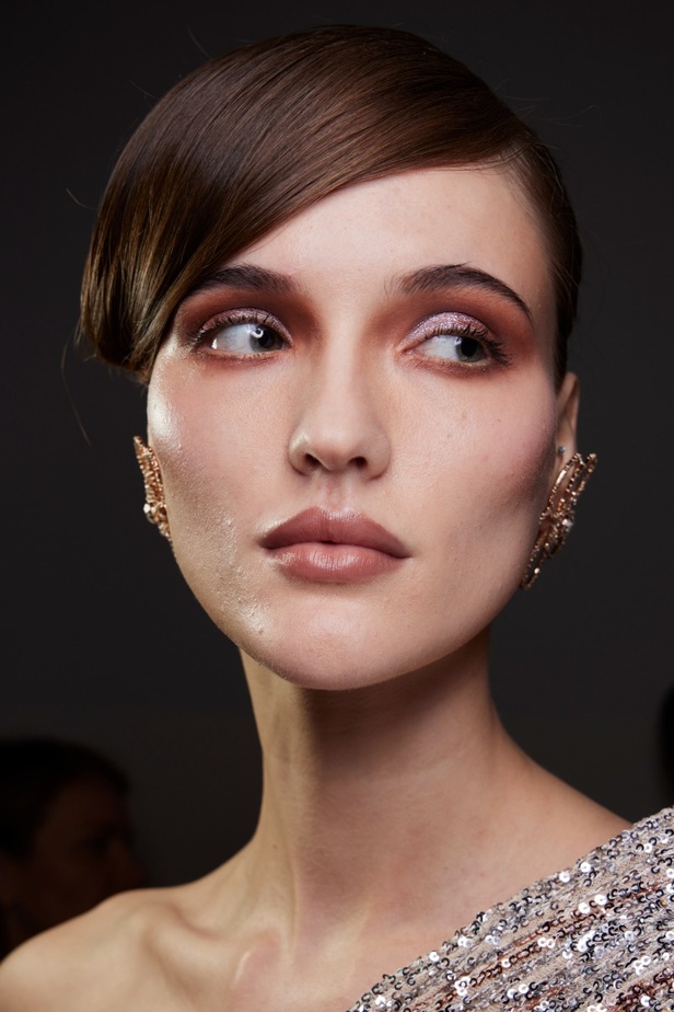 اطلالات جمالية من مجموعة Badgley Mischka لخريف وشتاء 2024