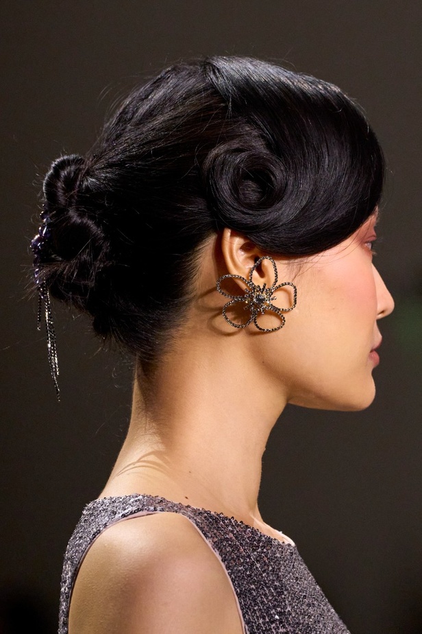 اطلالات جمالية من مجموعة Badgley Mischka لخريف وشتاء 2024