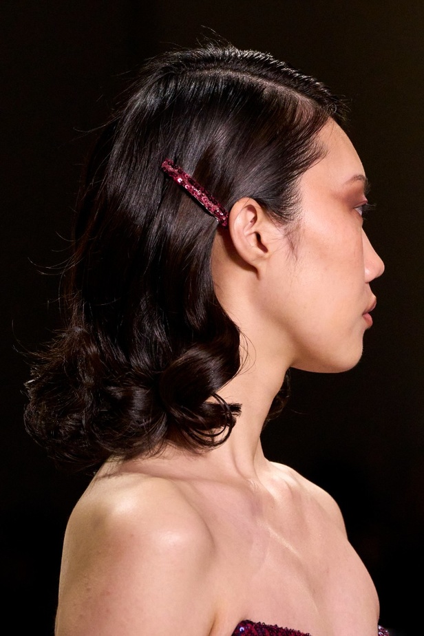 اطلالات جمالية من مجموعة Badgley Mischka لخريف وشتاء 2024