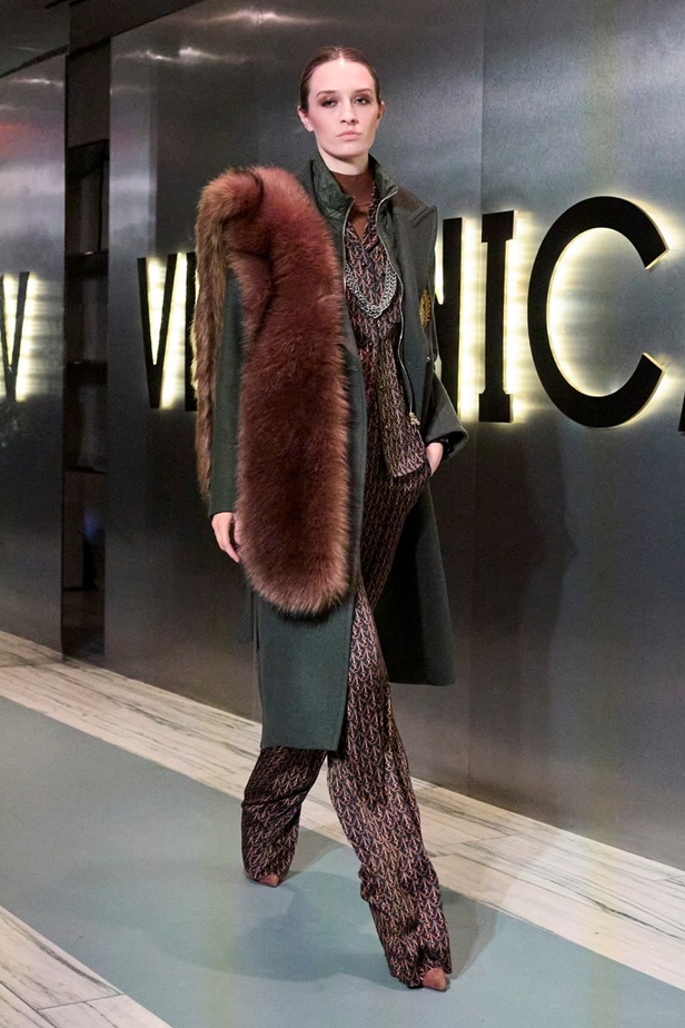 Veronica Beard تُطلق شعارها الجديد عبر مجموعتها لخريف وشتاء 2023- 2024