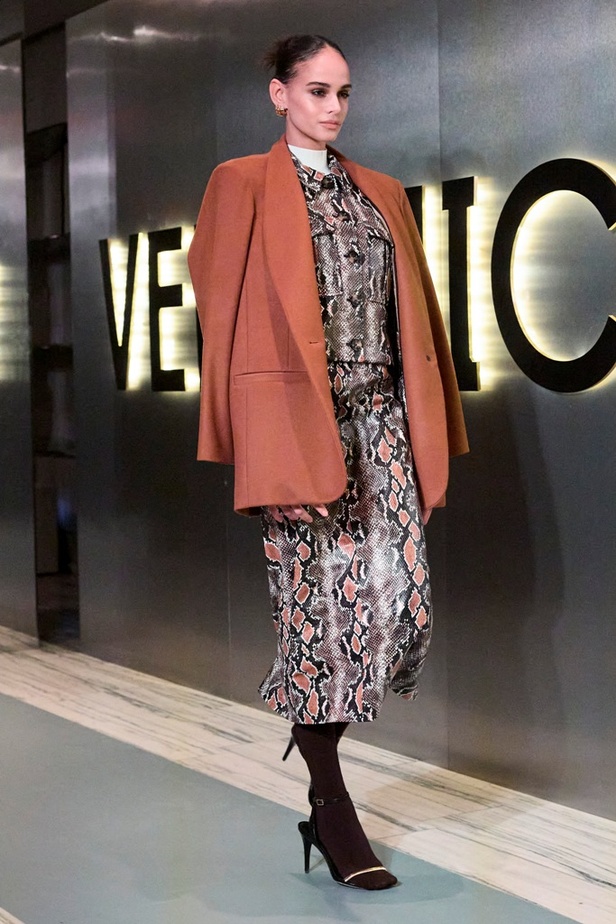 Veronica Beard تُطلق شعارها الجديد عبر مجموعتها لخريف وشتاء 2023- 2024