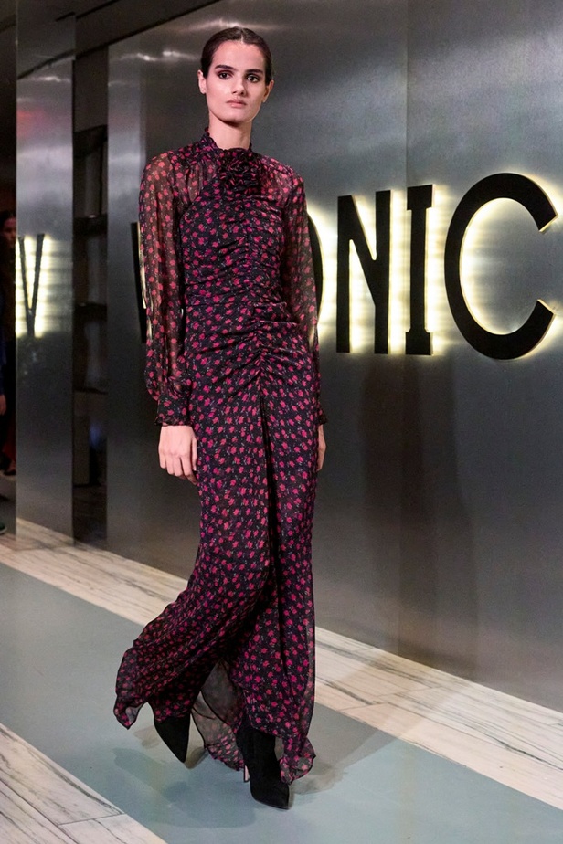 Veronica Beard تُطلق شعارها الجديد عبر مجموعتها لخريف وشتاء 2023- 2024