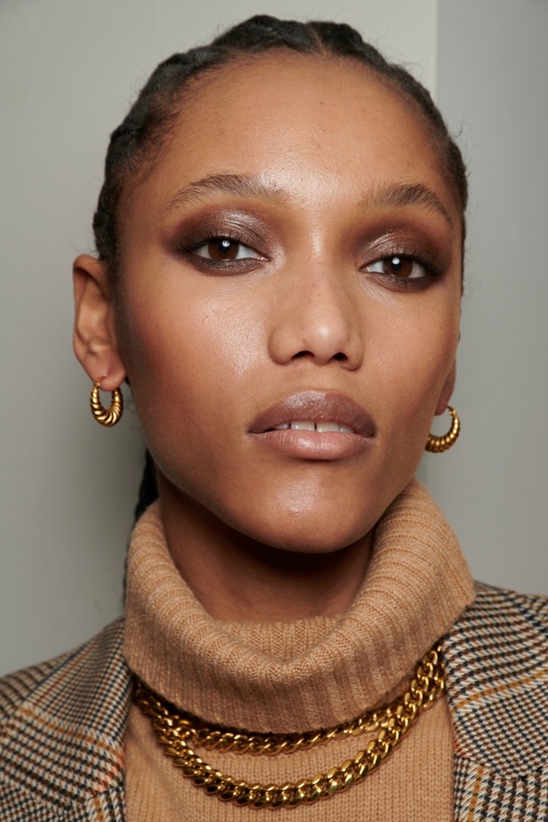 Veronica Beard تُطلق شعارها الجديد عبر مجموعتها لخريف وشتاء 2023- 2024