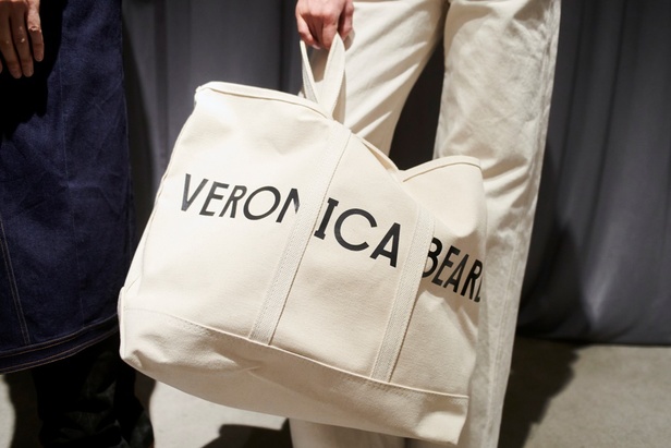 Veronica Beard تُطلق شعارها الجديد عبر مجموعتها لخريف وشتاء 2023- 2024