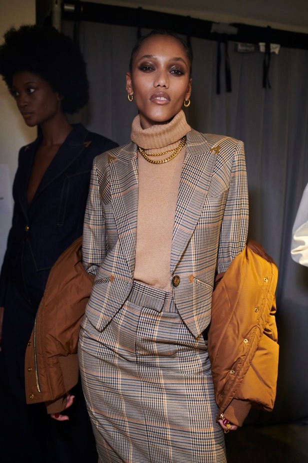 Veronica Beard تُطلق شعارها الجديد عبر مجموعتها لخريف وشتاء 2023- 2024