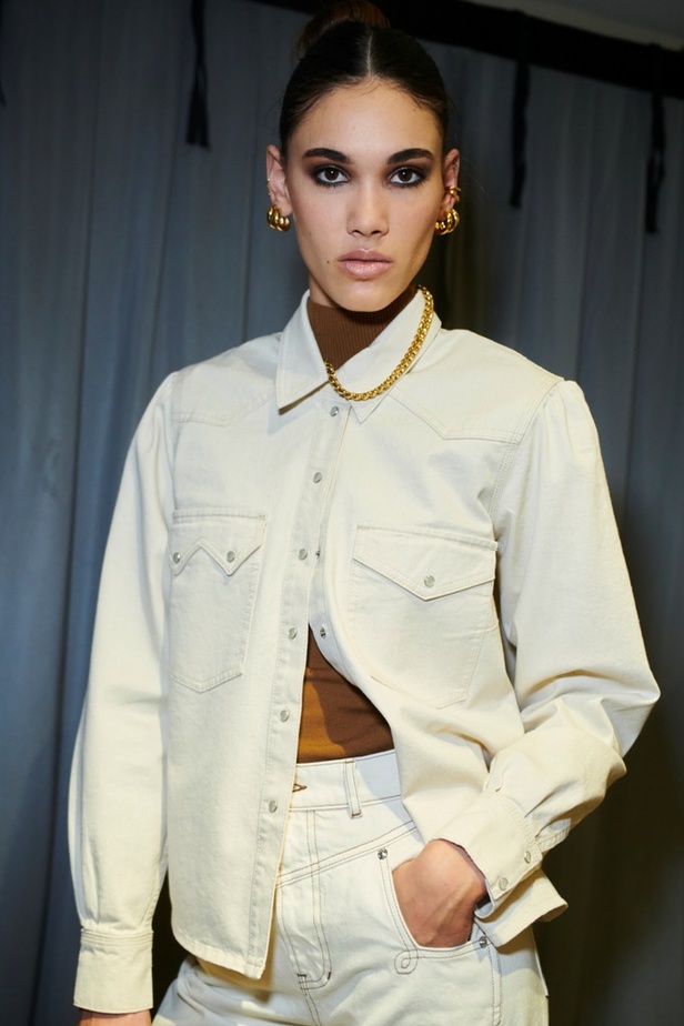 Veronica Beard تُطلق شعارها الجديد عبر مجموعتها لخريف وشتاء 2023- 2024