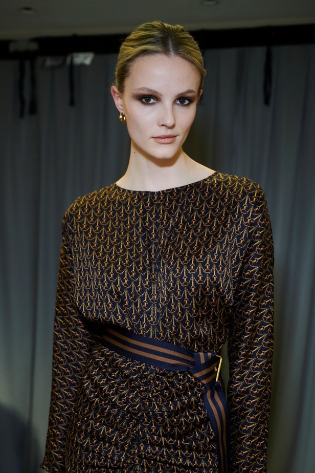 Veronica Beard تُطلق شعارها الجديد عبر مجموعتها لخريف وشتاء 2023- 2024