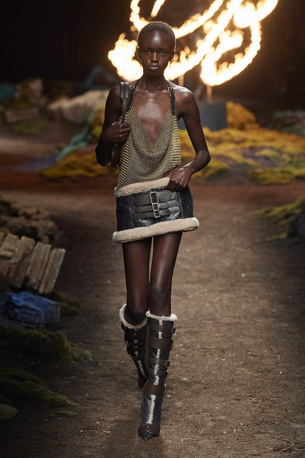 من مجموعة Blumarine لموسم خريف وشتاء 2023-2024