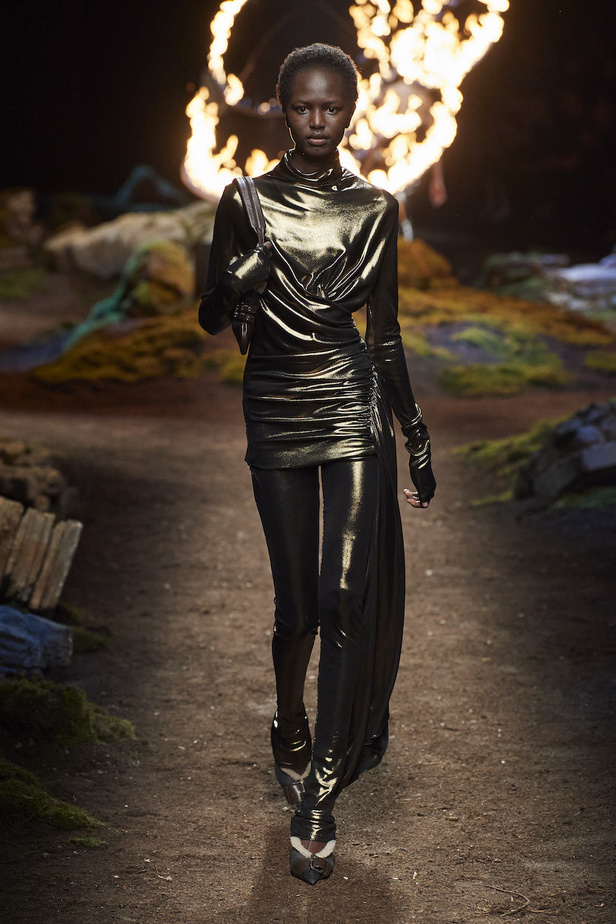 من مجموعة Blumarine لموسم خريف وشتاء 2023-2024