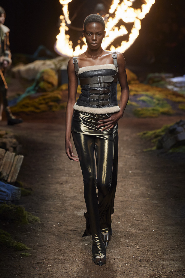 من مجموعة Blumarine لموسم خريف وشتاء 2023-2024