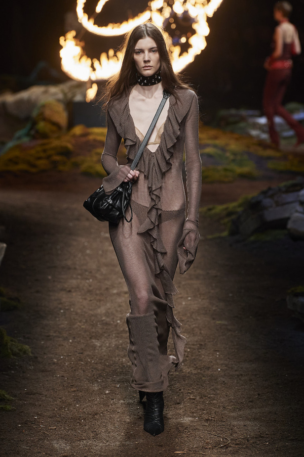 من مجموعة Blumarine لموسم خريف وشتاء 2023-2024