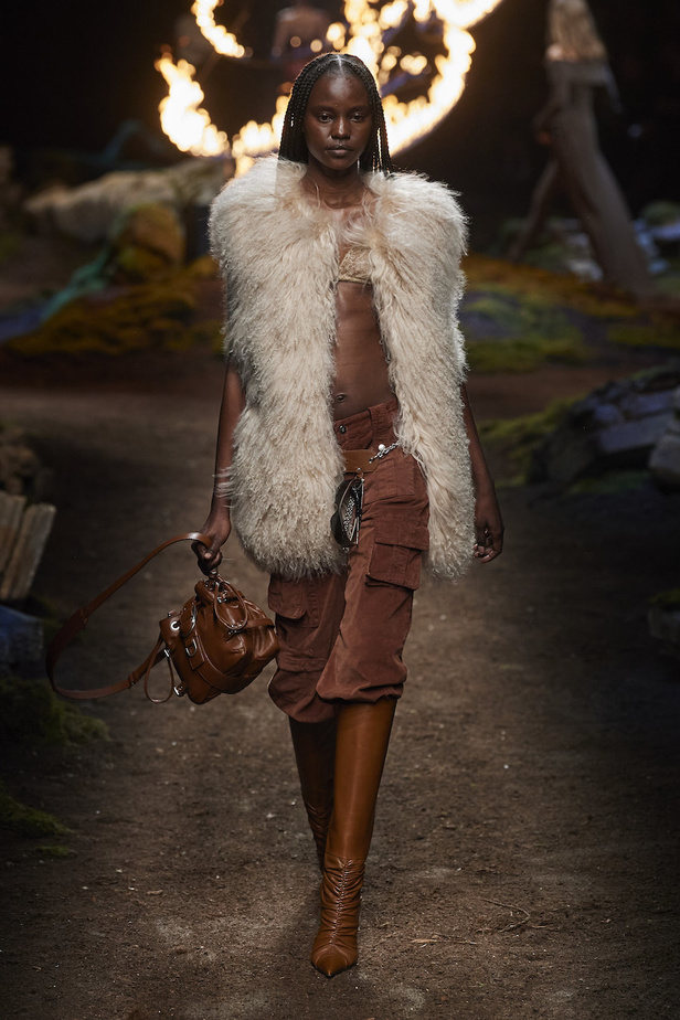 من مجموعة Blumarine لموسم خريف وشتاء 2023-2024