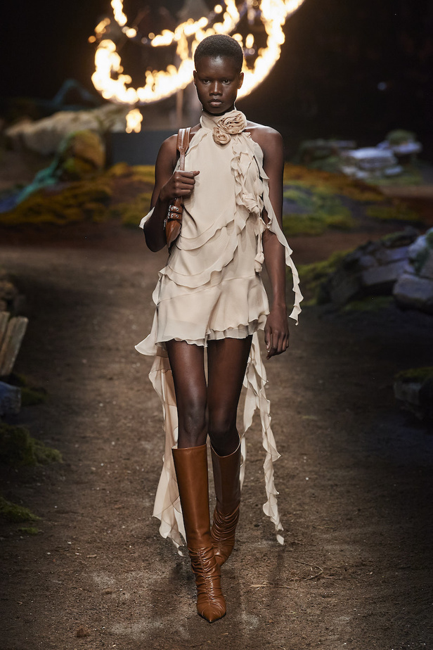 من مجموعة Blumarine لموسم خريف وشتاء 2023-2024