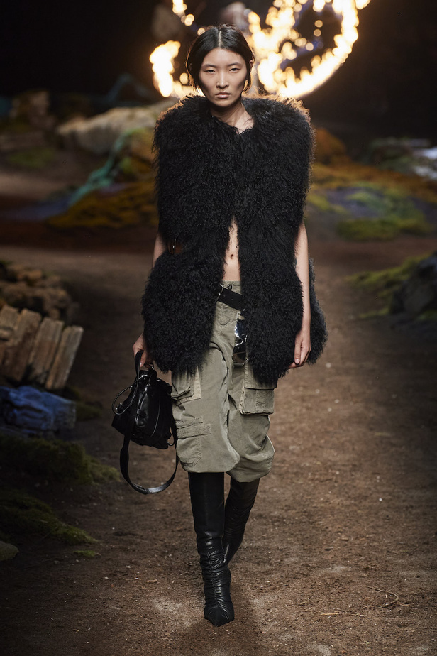 من مجموعة Blumarine لموسم خريف وشتاء 2023-2024