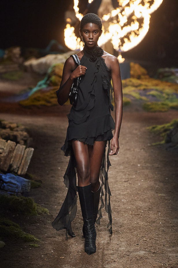 من مجموعة Blumarine لموسم خريف وشتاء 2023-2024