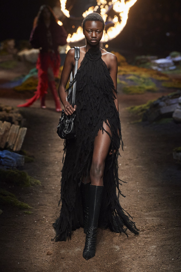 من مجموعة Blumarine لموسم خريف وشتاء 2023-2024