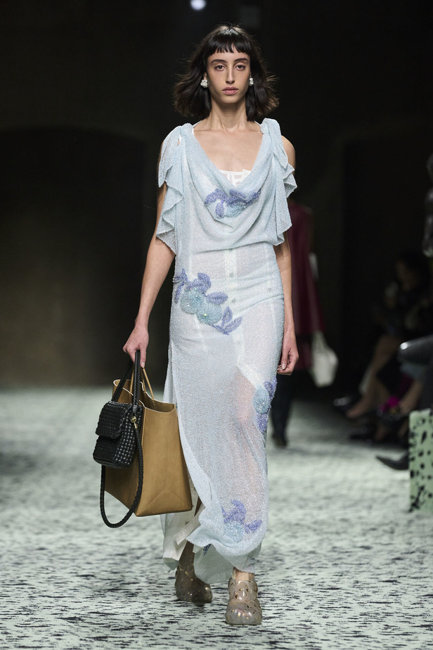 مجموعة Bottega Veneta لخريف وشتاء 2024 في ميلانو.. نقشات فاخرة وهندسية