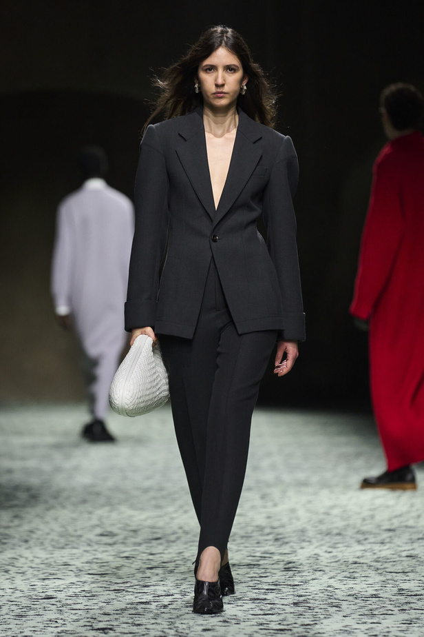 مجموعة Bottega Veneta لخريف وشتاء 2024 في ميلانو.. نقشات فاخرة وهندسية