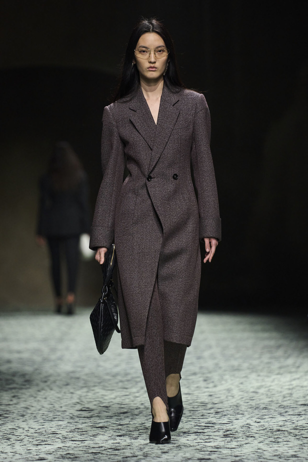 مجموعة Bottega Veneta لخريف وشتاء 2024 في ميلانو.. نقشات فاخرة وهندسية