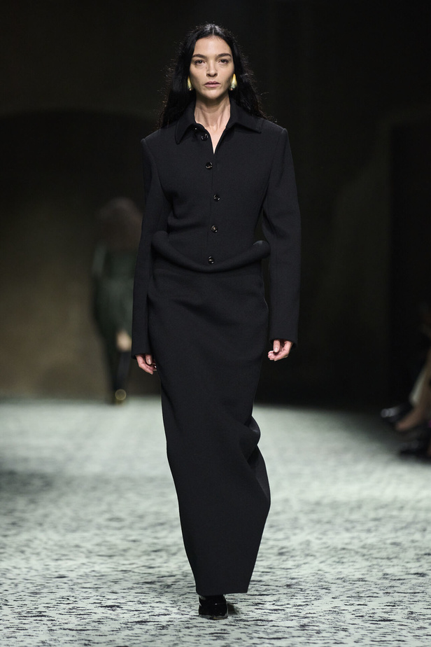 مجموعة Bottega Veneta لخريف وشتاء 2024 في ميلانو.. نقشات فاخرة وهندسية